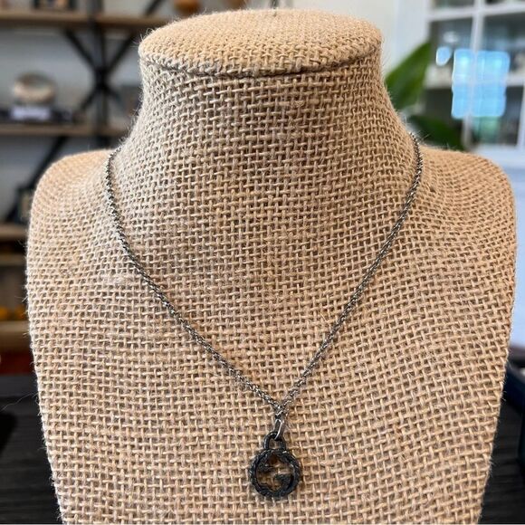 Gucci Silver Minimalist Necklace with Textured Pendant - Picture 2 of 5